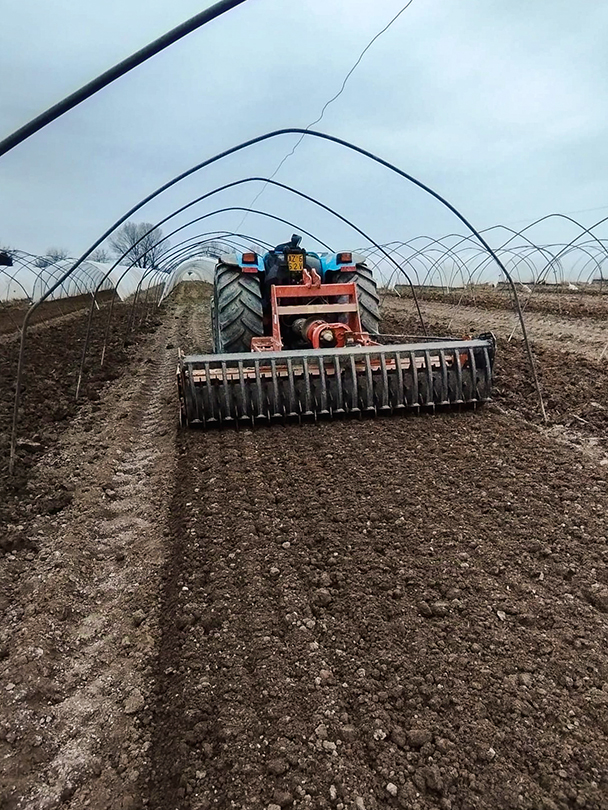 Lavorazione del terreno all'interno dei telai dei tunnel in allestimento